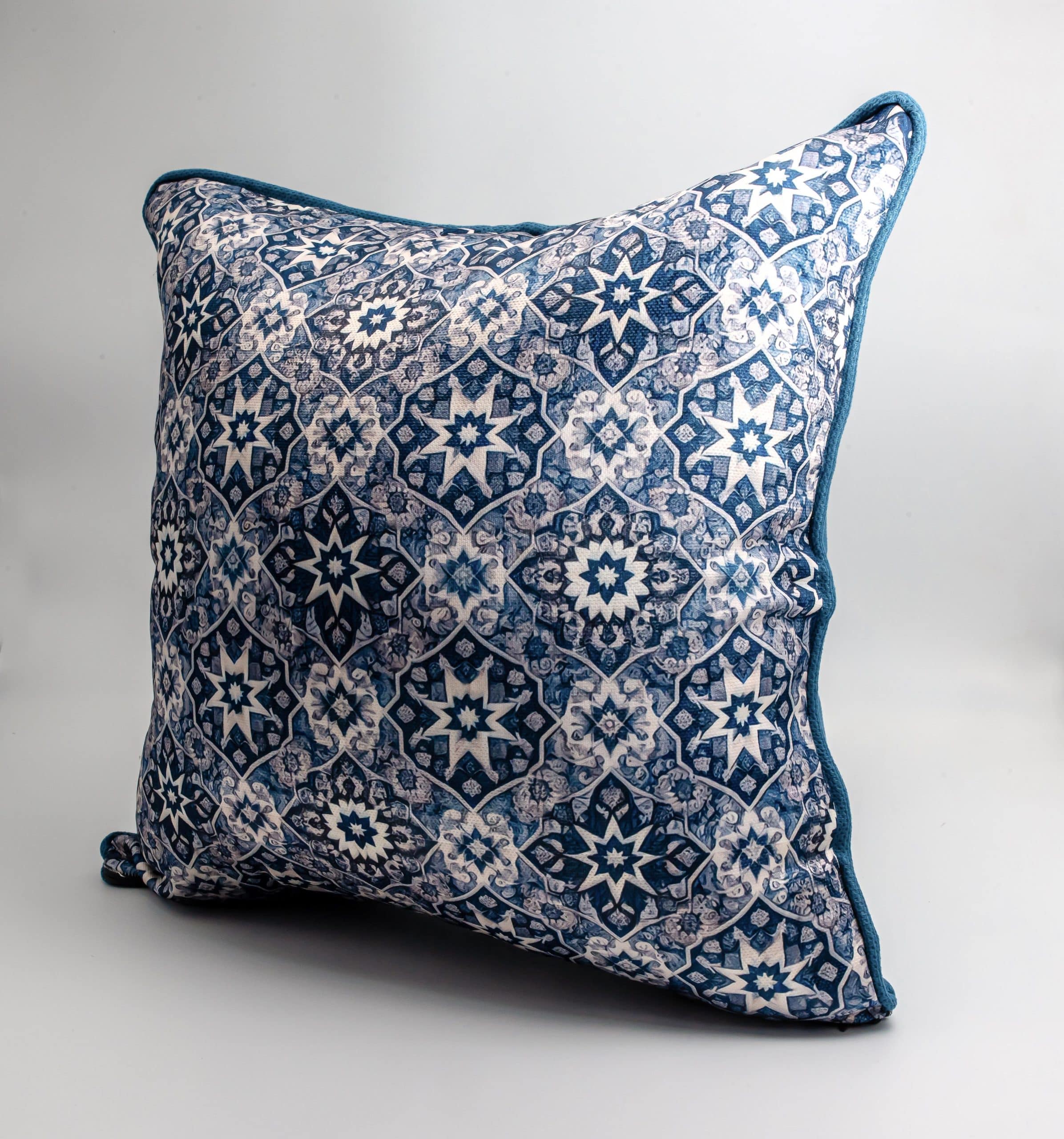 Ramadan Decorative Cushions with Geometric Patterns – "زهرا" Collection 6 Decorative cushions with geometric patterns from the 'زهرا' collection, featuring bold designs and tassels.