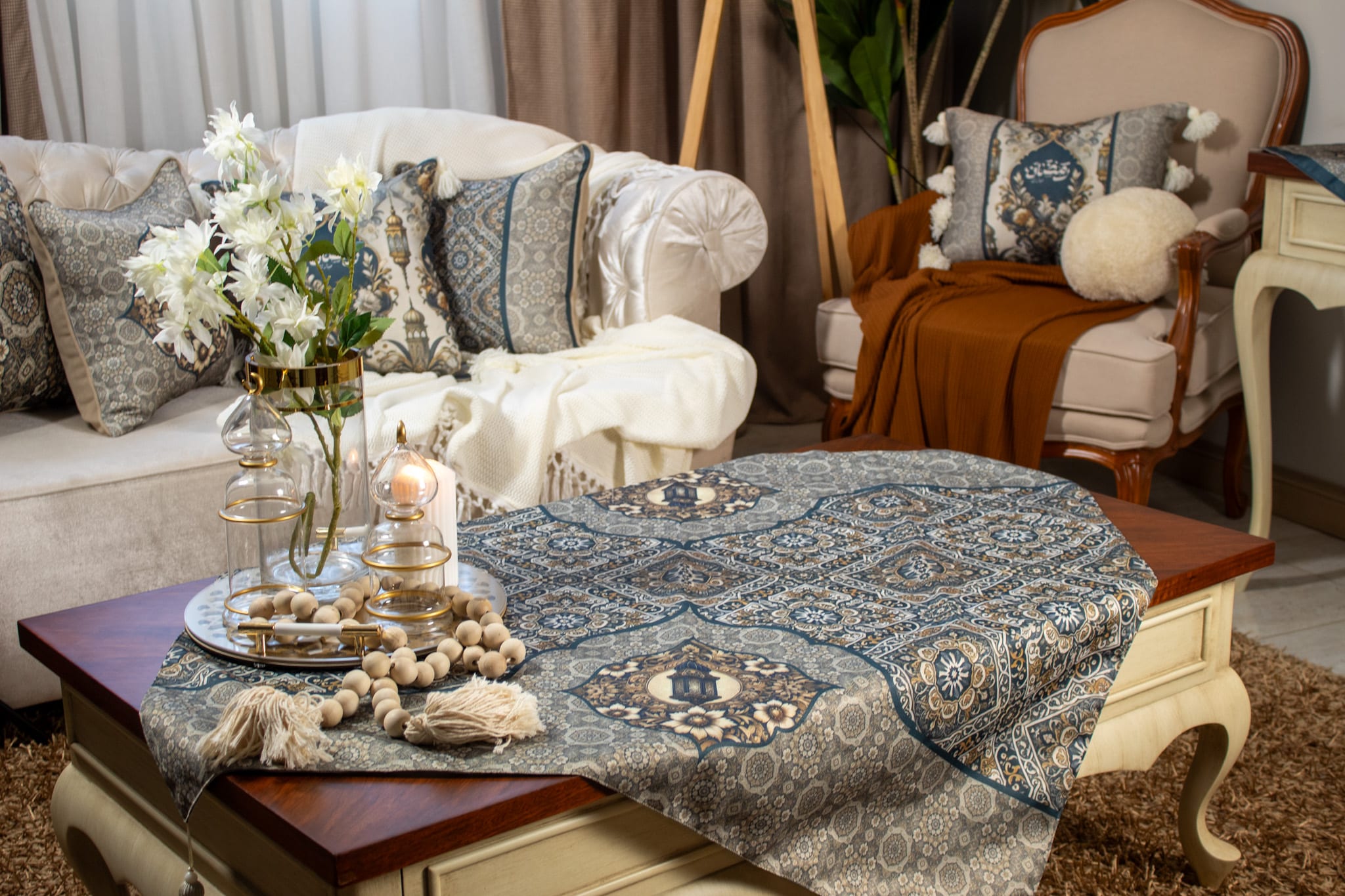 Ramadan Square Table Cover with Royal Patterns – "HOSN" Collection 4 Square table cover with Arabic royal patterns from the 'HOSN' collection, ideal for Ramadan.