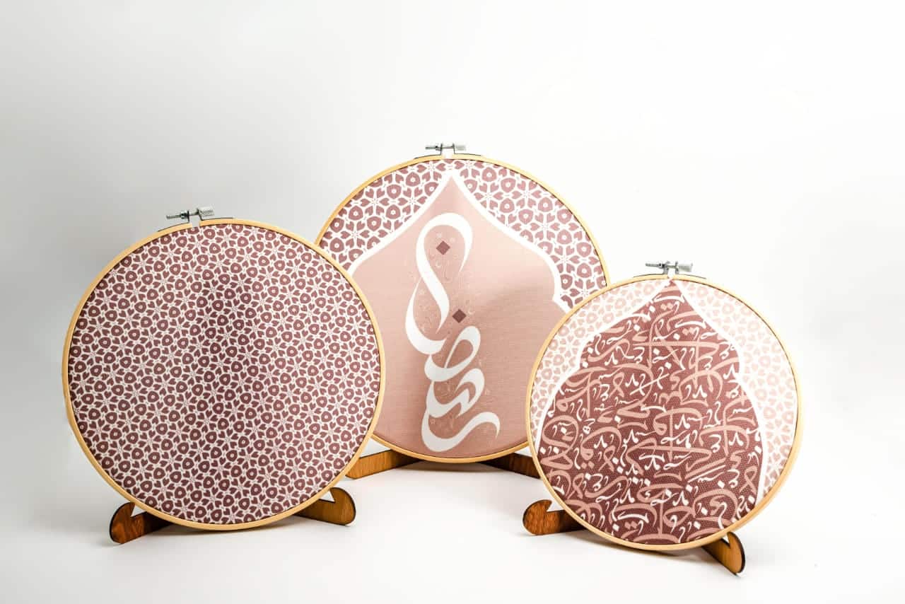 Ramadan Wooden Embroidery Hoop Set with Arabic Calligraphy – "أثر" Collection (Mocha 4 Wooden embroidery hoop set with Arabic calligraphy from the 'أثر' collection in mocha tones.