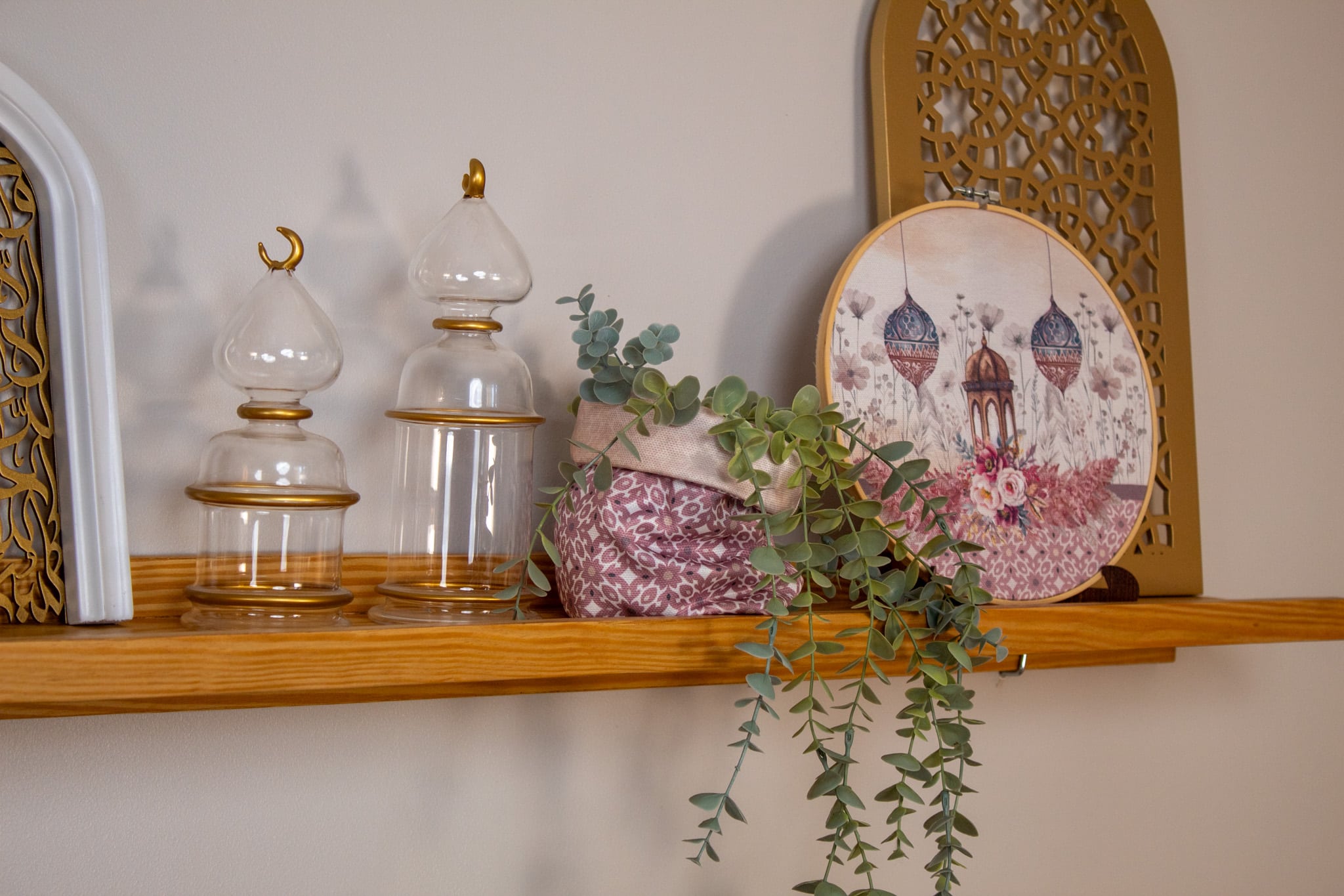 Ramadan Wooden Embroidery Hoop Set with Floral Patterns – "روبا" Collection 6 Storage box set with floral patterns from the 'روبا' collection for Ramadan decor.