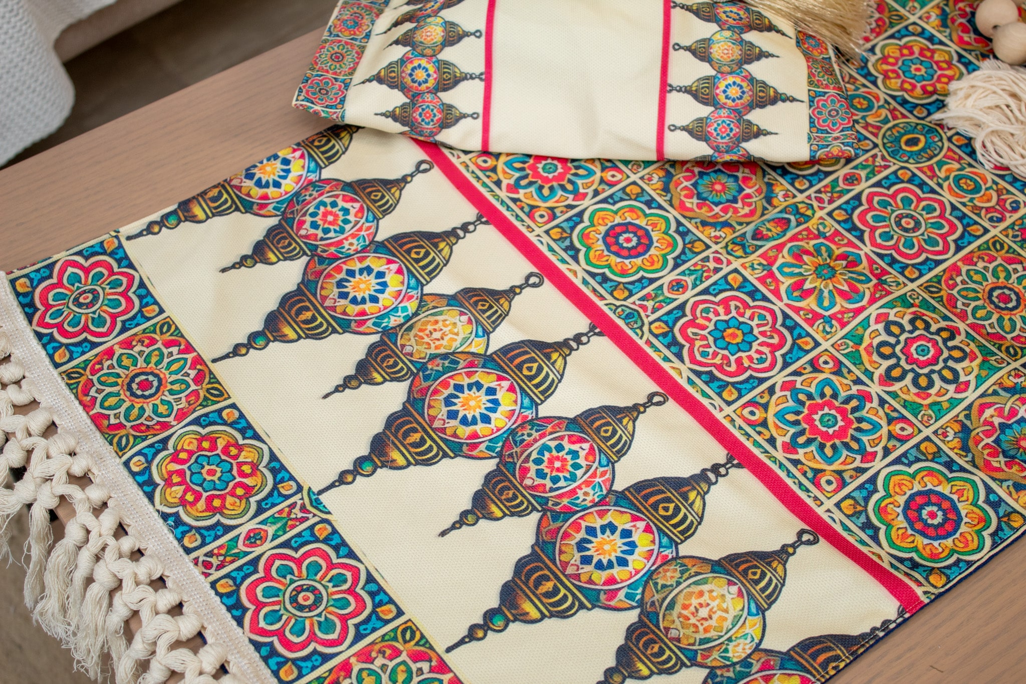 Double-Sided Ramadan Table Runner with Fanous Designs – "زينة" Collection 6 Double-sided table runner with fanous patterns from the 'زينة' collection.