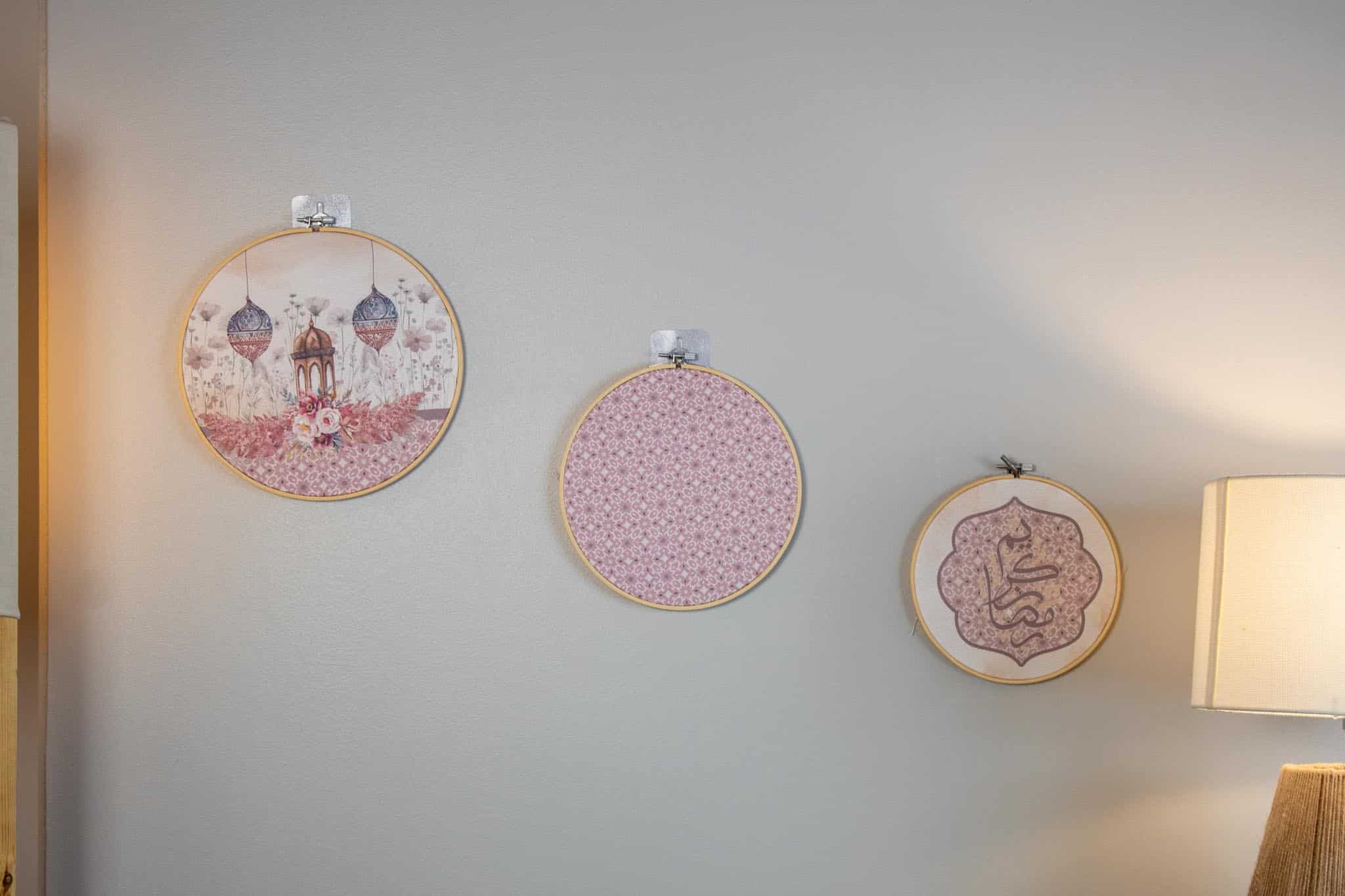Ramadan Wooden Embroidery Hoop Set with Floral Patterns – "روبا" Collection 4 Wooden embroidery hoop set with floral patterns from the 'روبا' collection for festive wall decor.