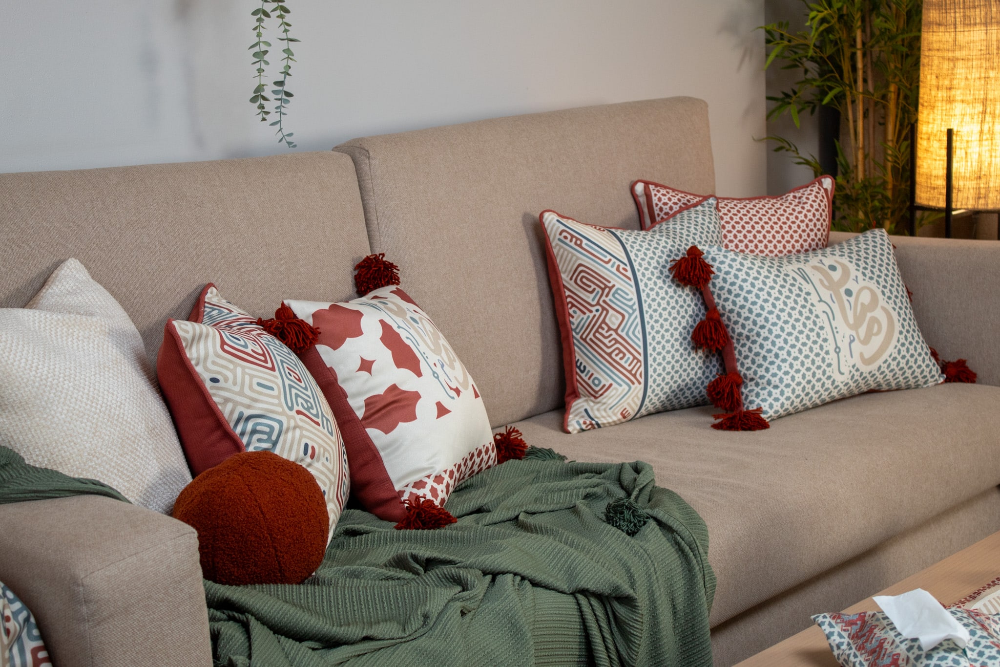 Ramadan Decorative Cushions with Modern Geometric Patterns – "كوفي" Collection 4 Decorative cushions with Kufic-inspired patterns and tassels from the 'كوفي' collection.