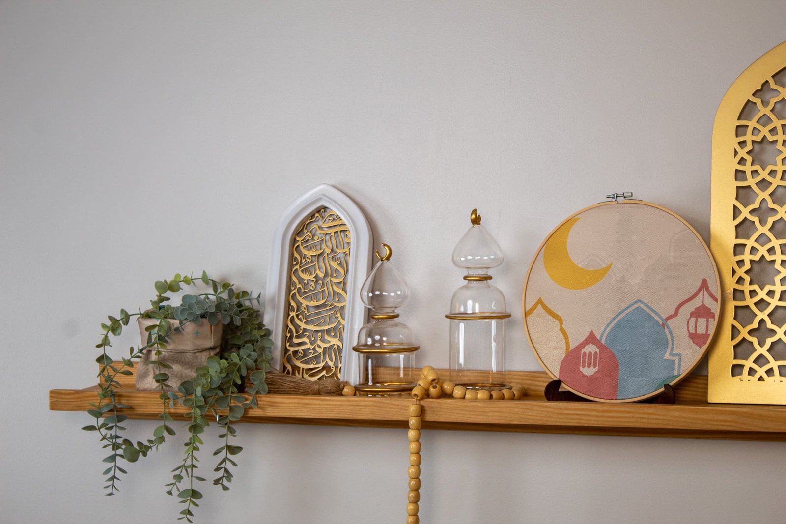 Ramadan Wooden Embroidery Hoop Set with Mosque Motifs – "محراب" Collection 6 Wooden embroidery hoop set with mosque motifs from the 'محراب' collection.
