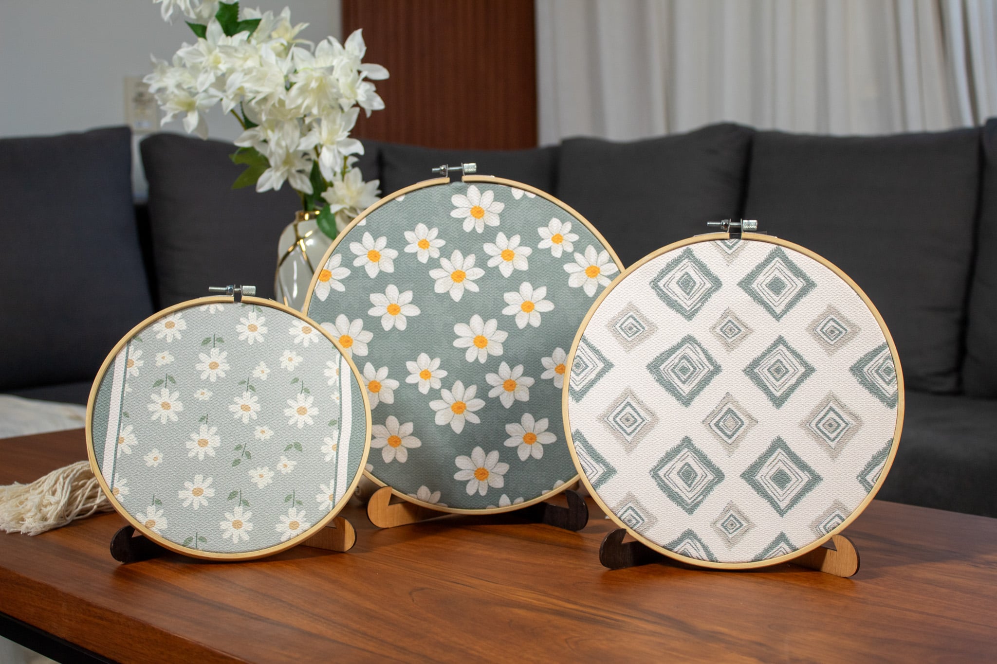 Spring Wooden Embroidery Hoop Set with Floral Motifs – “ربيع” Collection 6 Wooden embroidery hoop set with floral motifs from the ‘ربيع’ collection.