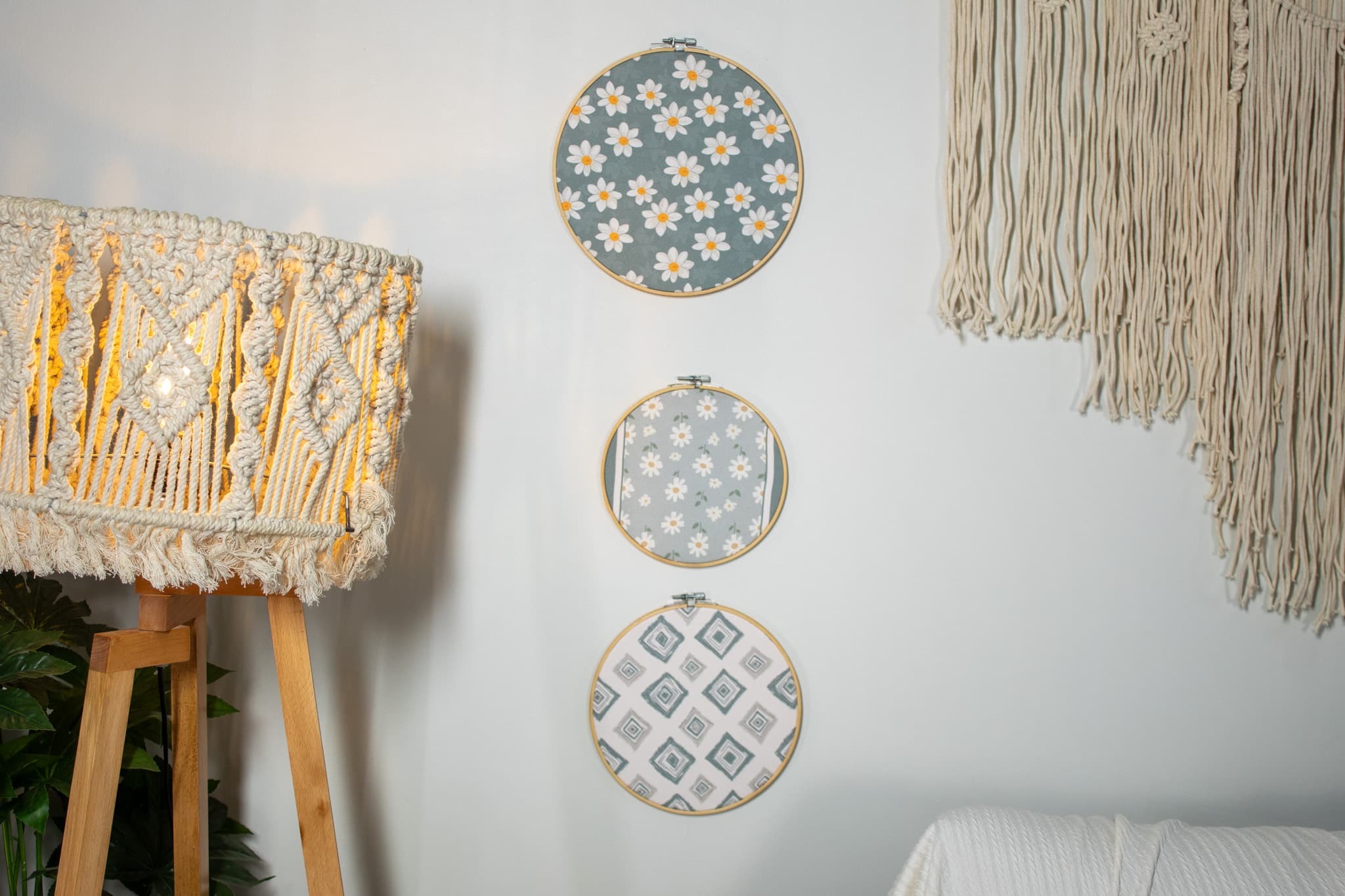 Spring Wooden Embroidery Hoop Set with Floral Motifs – “ربيع” Collection 4 Wooden embroidery hoop set with floral motifs from the ‘ربيع’ collection.