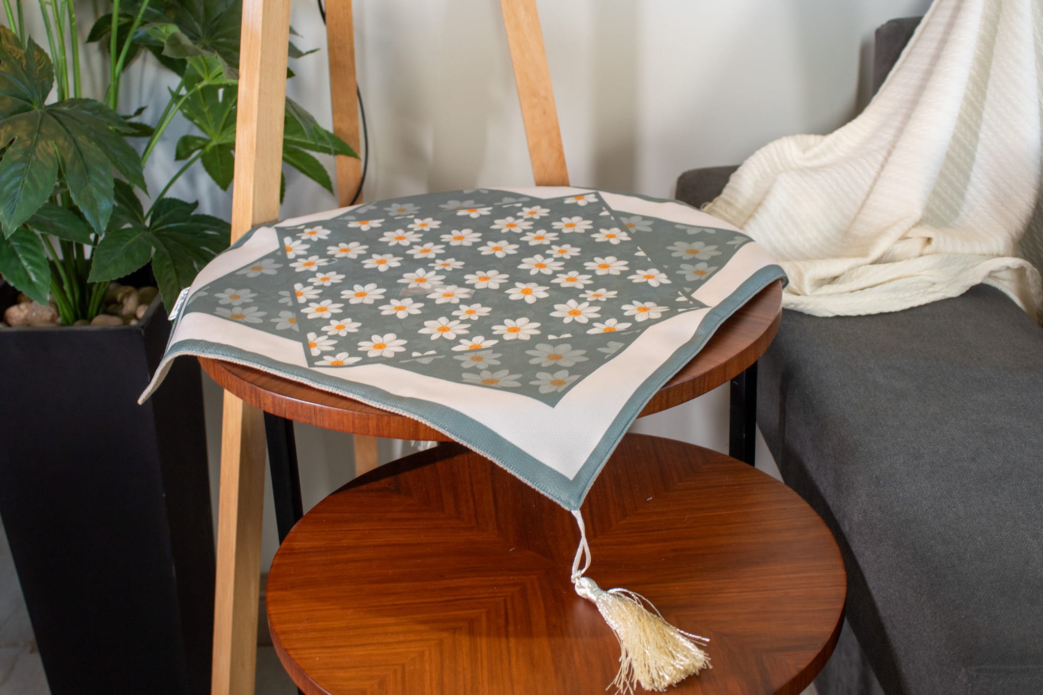 Decorative Spring Side Table Cover with Floral Accents – “ربيع” Collection 5 Side table cover with floral patterns from the ‘ربيع’ collection.