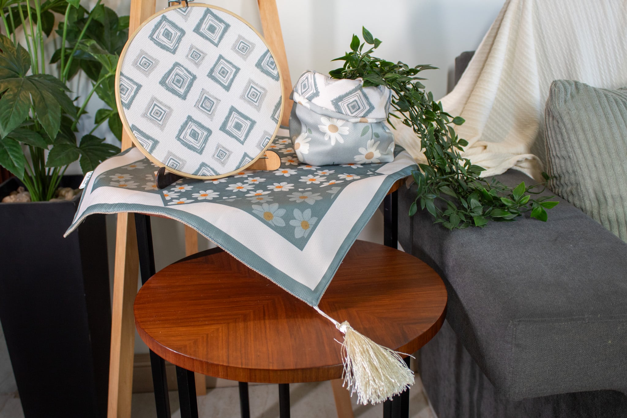 Decorative Spring Side Table Cover with Floral Accents – “ربيع” Collection 4 Side table cover with floral patterns from the ‘ربيع’ collection.