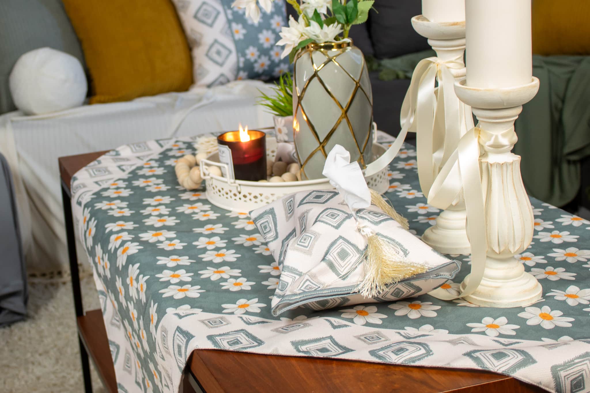 Decorative Tissue Box Cover with Floral Accents – “ربيع” Collection 6 Tissue box cover with floral accents from the ‘ربيع’ collection.