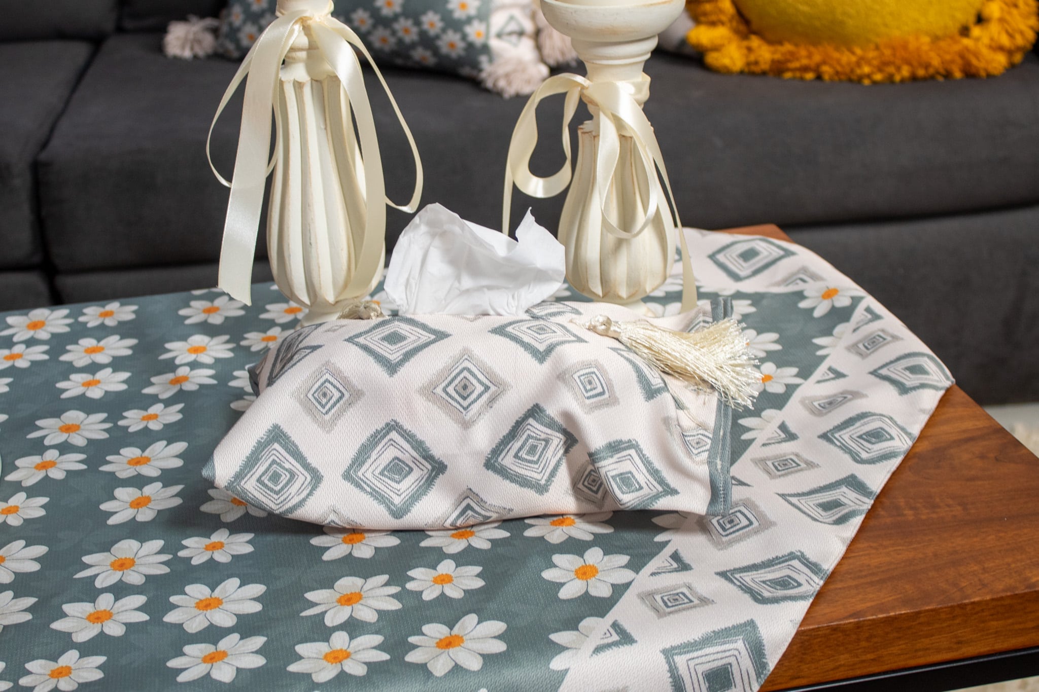 Decorative Tissue Box Cover with Floral Accents – “ربيع” Collection 4 Tissue box cover with floral accents from the ‘ربيع’ collection.