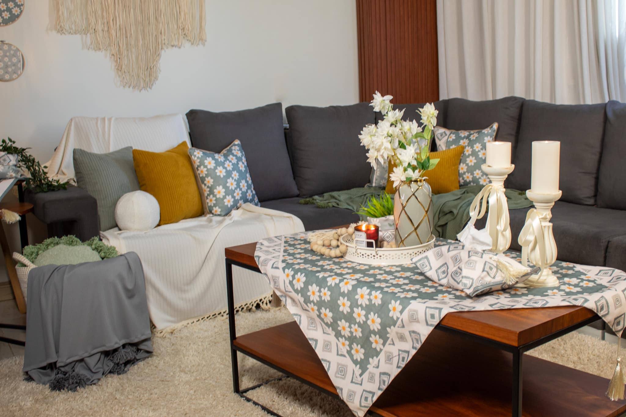 Floral Square Table Cover for Spring Décor – “ربيع” Collection 6 Square table cover with floral patterns from the ‘ربيع’ collection.