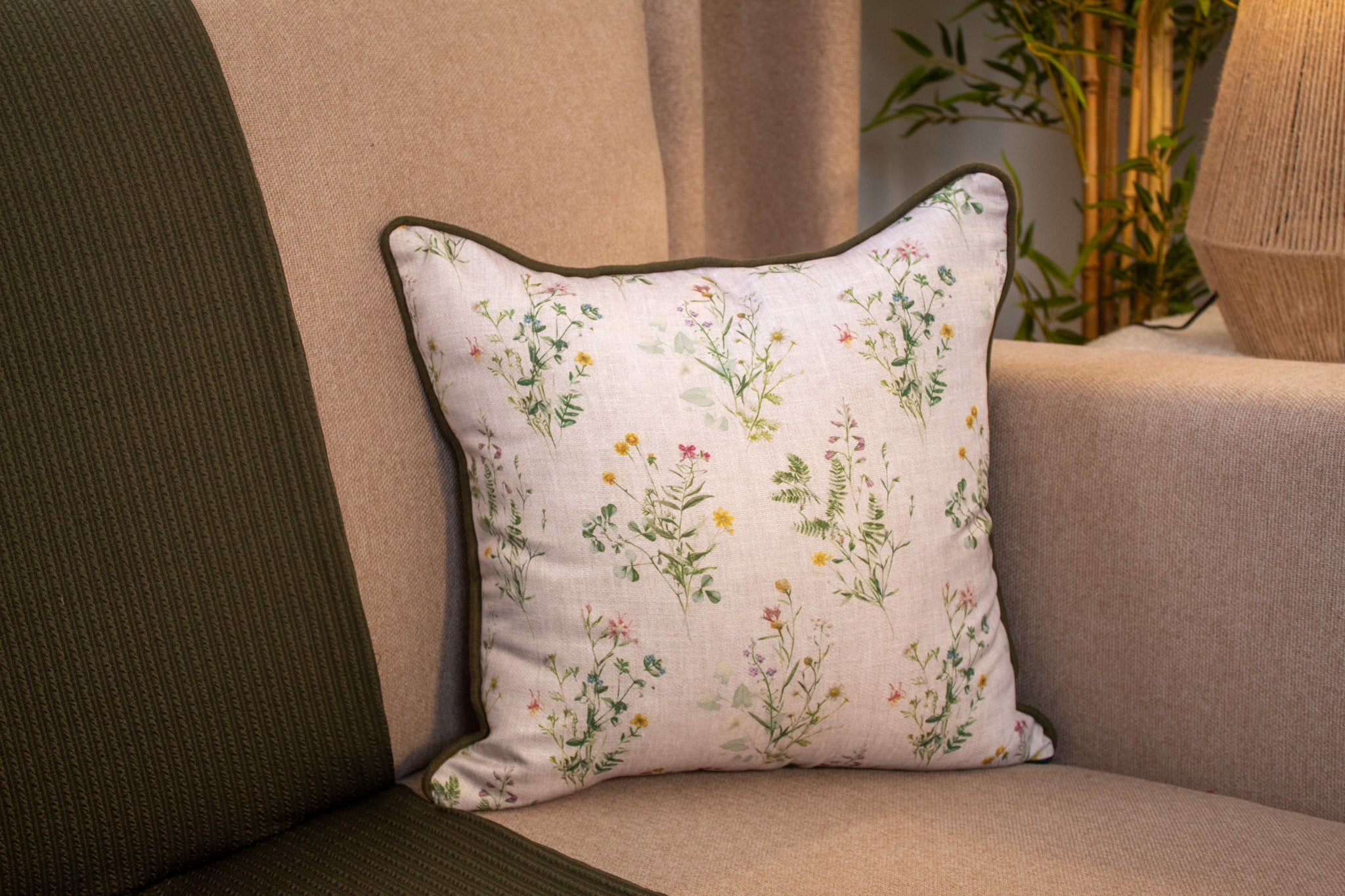 Floral Decorative Cushions with Soft Botanical Prints – “ورد” Collection 7 Decorative cushions with floral and botanical patterns from the ‘ورد’ collection.