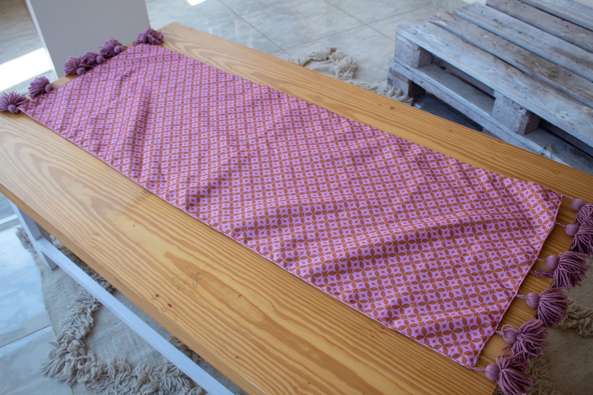 Elegant Fun Runner – Model 2- Vibrant Dual-Sided Table Runner 4 OUT DOOR 01