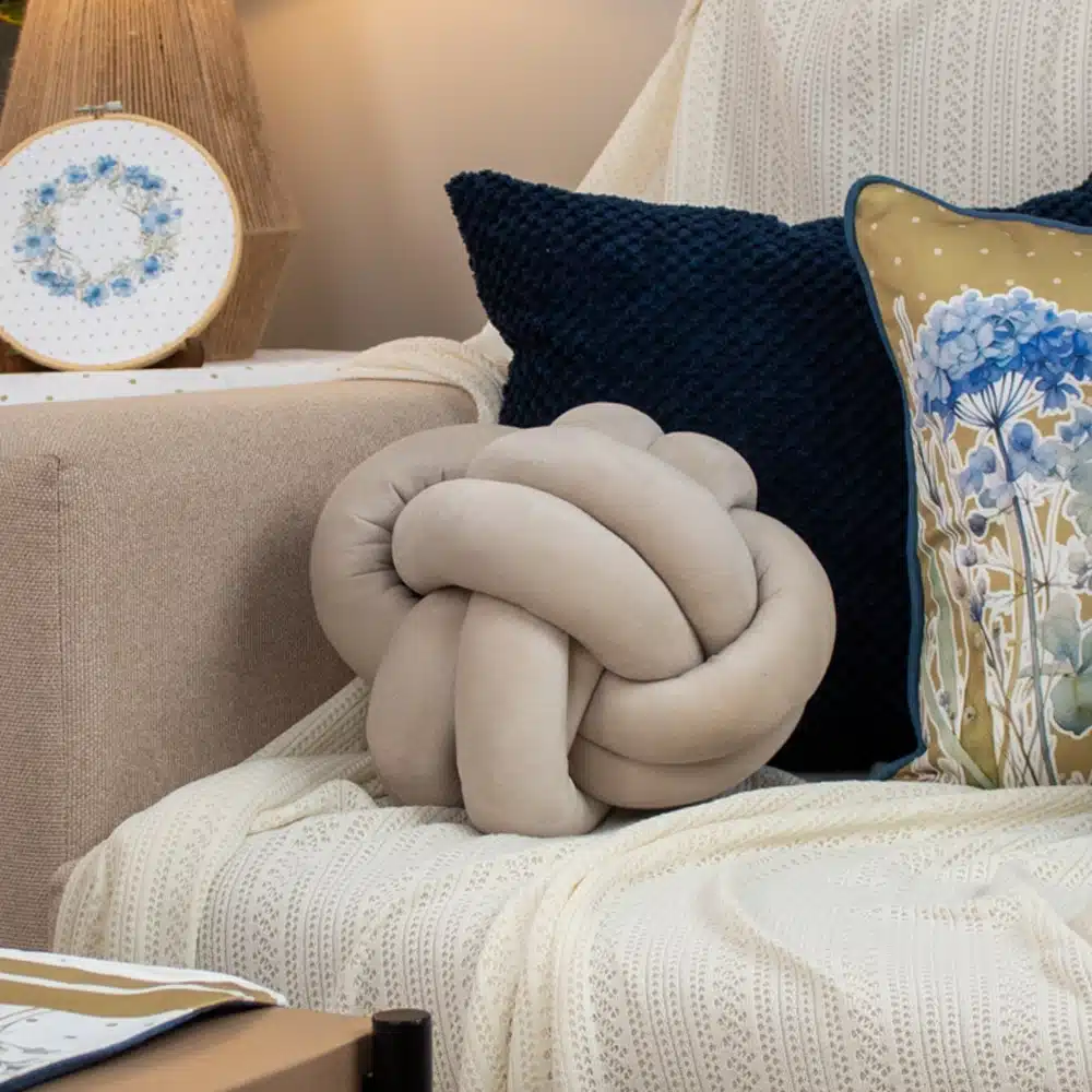 Knot Cushion
